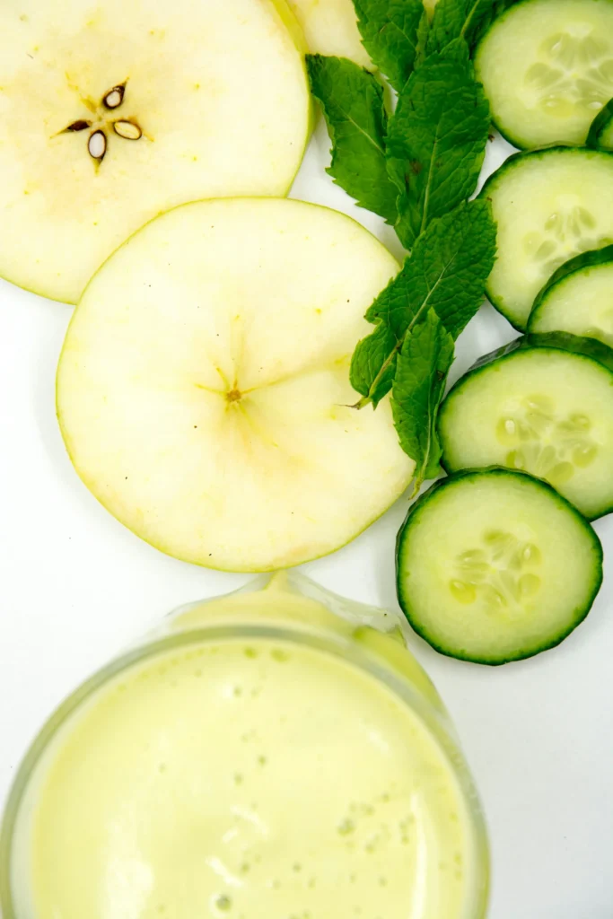 يمكن أن يساعد التفاح الأخضر أيضًا في تحقيق أهداف فقدان الوزن. عندما يمتزج مع نظام غذائي صحي، يكون له تأثير إيجابي على عملية الأيض. كما أن التفاح الأخضر يحتوي على سعرات حرارية منخفضة، مما يجعله خيارًا مثاليًا لتناوله خلال الحمية. إضافة إلى ذلك، فهو غني بمضادات الأكسدة مثل الفلافونويد، التي تلعب دورًا في تحسين الصحة العامة وتعزيز المناعة.